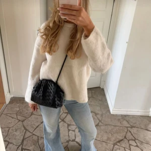 Bootcut jeans  - Snygga bootcutjeans från Gina tricot, mid/Low waist #elegant #trendy #trend #stockholmstyle #summer #style  #scandinavian #scandistyle #lowaist 