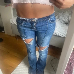 Blå slitna jeans - Säljer ett par blå jeans med slitningar på knäna och låren. Bilderna är lånade av tjejen jag köpte de ifrån❤️