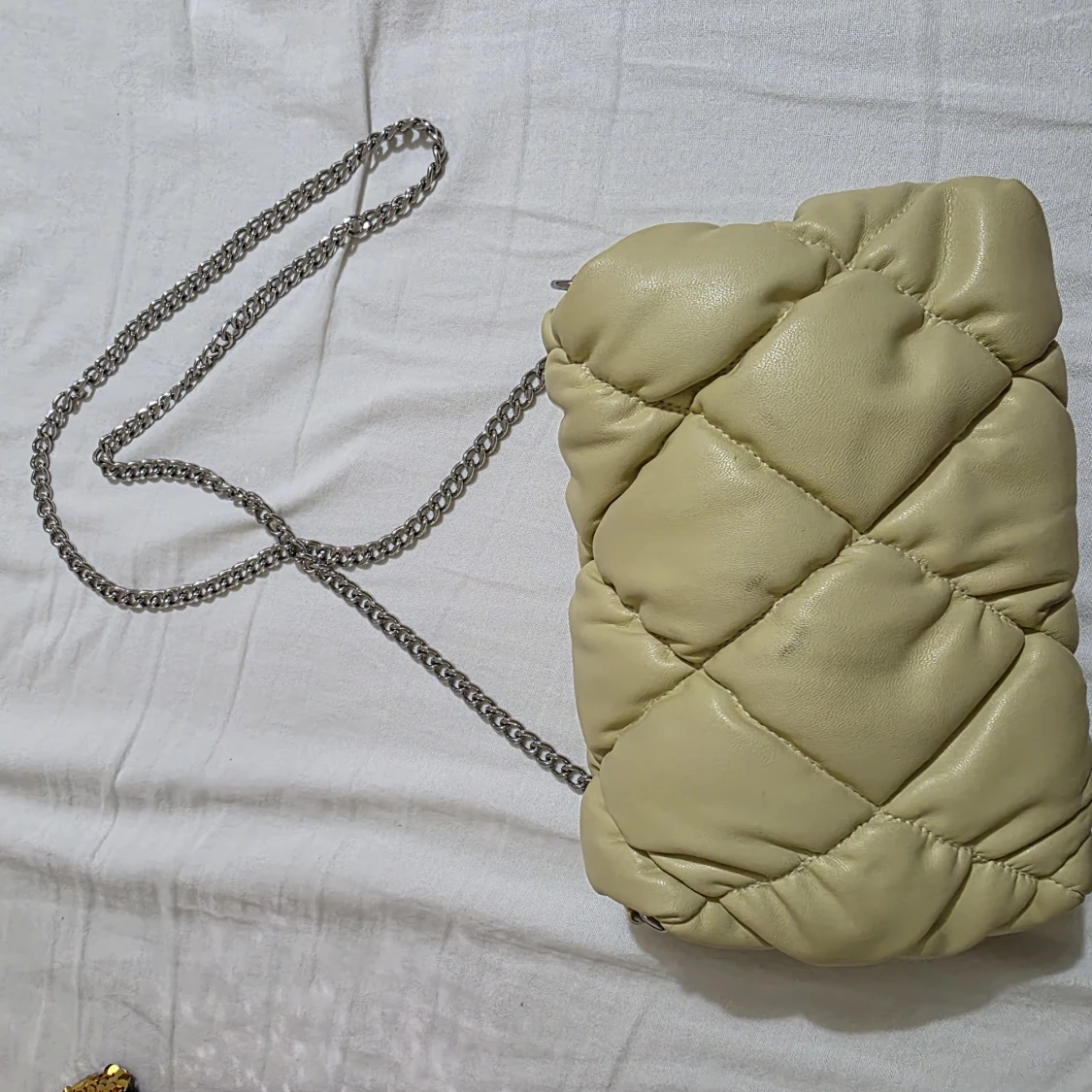 Quiltad beige axelväska från H&M - 1