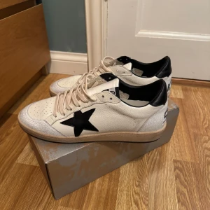 Golden goose ballstars - Snygga, helt nya, vita ballstars. Säljer då de var för små. Fråga för fler bilder eller om pris!