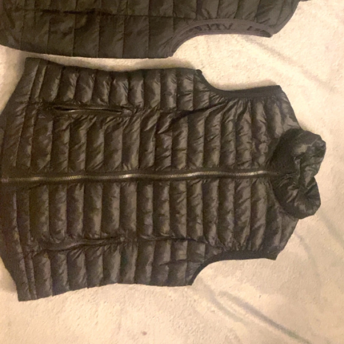 Svart quiltad dunväst med dragkedja - 1