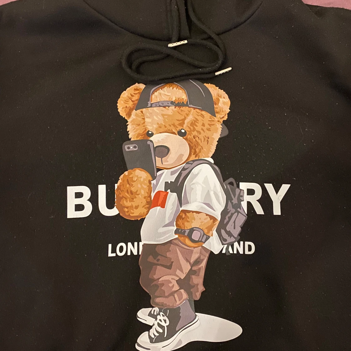 Svart hoodie med nalletryck från Burberry