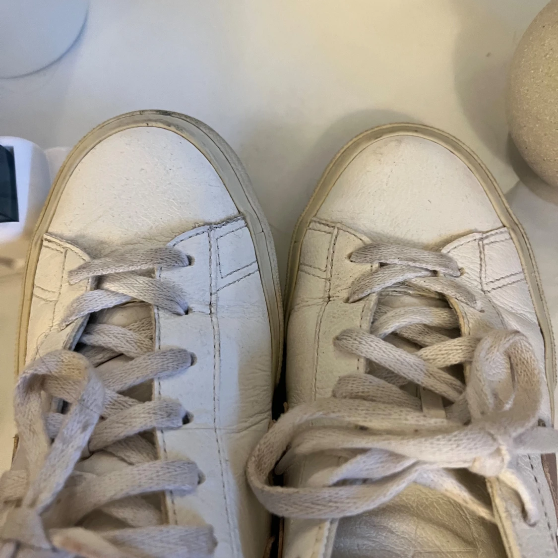 Vita Veja sneakers med rosa detaljer - 4