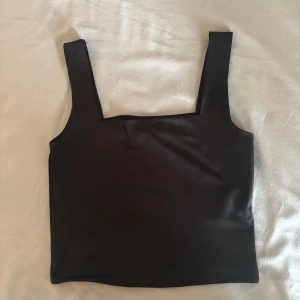 2st linnetopp - 2 st Snygga  croppad linnetoppar med breda axelband.