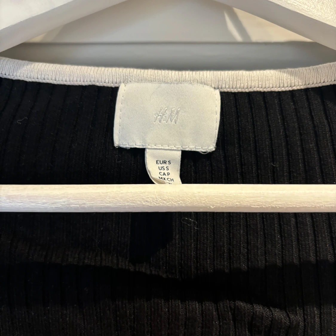 Svart ribbad topp med vit kant H&M - 2