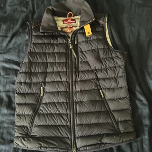 Väst  - Säljer min snygga parajumper väst som är för liten för mig nu men den har inga defekter eller några tecken på det, i marin blå perfekt till höst 