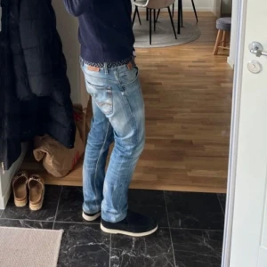 Ljusblå Replay Anbass - Säljer ett par ljusblå jeans från Replay i klassisk rak modell. Storlek 34/32 men sitter något smalare i midjan. Skriv vid frågor, priset är ej hugget i sten! (Lite smutsiga därav det låga priset)