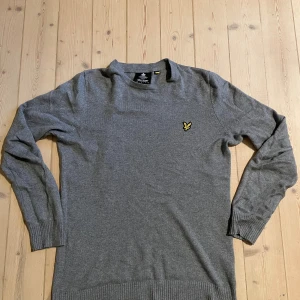  Tröja grå - Pris kan diskuteras, skriv för mer bilder! Snygg grå stickad tröja från Lyle & Scott med klassisk gul logga på bröstet. Tröjan har rund halsringning, ribbade muddar och är långärmad. Perfekt för lager-på-lager och passar till jeans eller chinos.