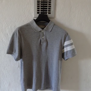 Moncler piketröja - Moncler piketröja  -Condition: 8/10 -Nypris +3500kr -Pris 1099kr