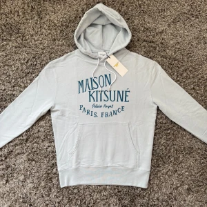 Maison kitsune hoodie  - Säljer denna helt oanvända maison kitsune hoodien med tags!⭐️Storlek M men passar också S!🤝Nypriset ligger på ungefär 3000kr!🙌Hör gärna av er mon Ivar funderingar!👍