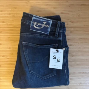 Jacob Cohën mörkblå jeans slim fit - Säljer ett par stilrena Jacob Cohen 622 Slim fit🙌🏼 Storlek 29 och i mycket bra skick🙌🏼Hör av er vid minsta lilla fundering🗣️