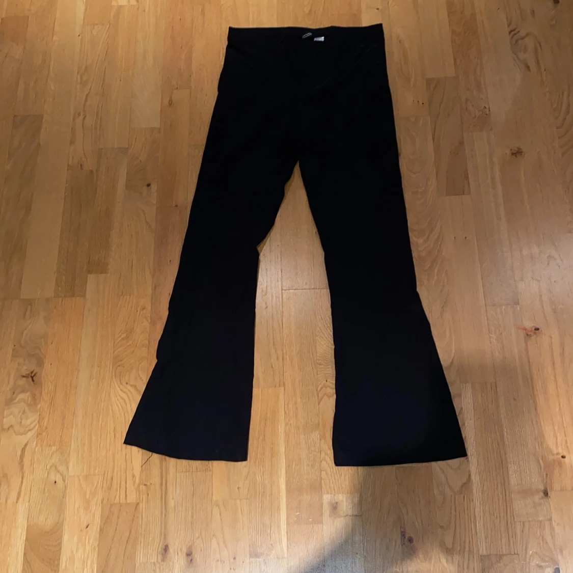Svarta bootcut-byxor från Divided H&M