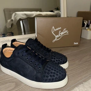 Louboutin skor - Säljer dessa riktigt fräscha loubs i stlk 45 men passar 44/43~sällsynt färg som är ganska svår att få tag på~ riktigt feta nu till höst~anväda 1 gång~ vid funderingar är det bara att höra av sig mvh br.