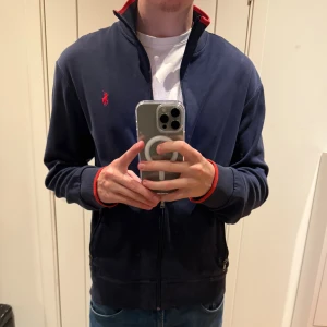 Ralph Lauren zip - Hej! Säljer nu denna sjukt snygga och sällsynta Ralph Lauren zip perfekt för hösten. Storleken är M och skick 8/10. Nypris=1499kr, Säljs för=379kr 