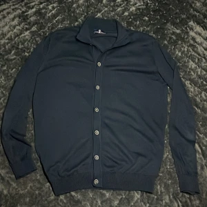 Italiensk Cardigan från Eredi Pisano - Tja! Säljer nu denna sjukt snygga koftan från italienska märket Eredi Pisano Roma, Ny pris 200€! Toppskick, ny utan lappar(9.9/10)! Storlek M,fits=S! Sjukt bra kvalite, riktigt fin bomull och fet passform! Hör av dig vid minsta fråga eller fundering!