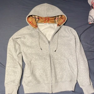 Burberry zip hoddie - Den är xl men passar om du har m eller s 
