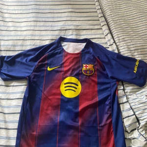 FC Barcelona Lamine Yamal  - Säljer en FC Barcelona fotbollströja från Nike med Lamine Yamal och nummer 19 på ryggen. Har inte haft den utan bara testat