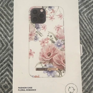 Helt nytt skal från ideal of sweden  - Ett superfint mobilskal med blommor från ideal of sweden 🌟 För iPhone 12 / 12 pro    Kommer i hel orginalförpackning förutom några rivningar i pappret (se sista bilden)    Skriv vid minsta fundering! 💞