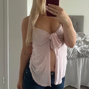Ljusrosa knyt-topp - Supersöt ljusrosa topp med knyt framtill och öppen front. 