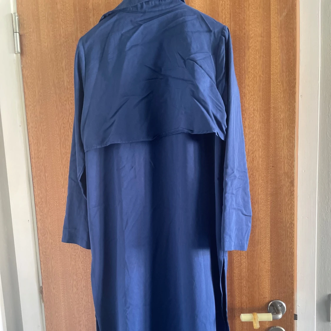 Blå lång trenchcoat med slapp passform - 1