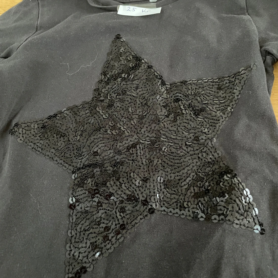 Svart långärmad tröja med paljettstjärna - 1