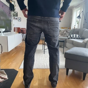 Jjmike Jack and Jones jeans - Snygga jeans från jack and Jones med sjukt snygg tvätt. Säljer då jag är sugen på lite mer vida jeans. Sjukt sköna och bra kvalite. Storlek på dem är W32 L32