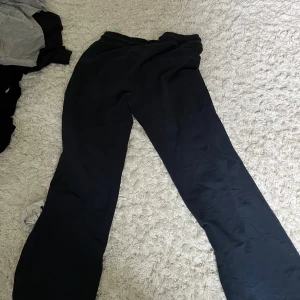 Mörkblåa  mjukisbyxor med bootcut - Mörkblåamjukisbyxor med bootcut och skön passform. Byxorna har resår i midjan och är tillverkade i ett mjukt material som känns bekvämt hela dagen. Perfekta för en chill och avslappnad stil.