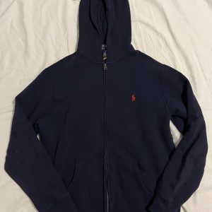 Ralph lauren zip - Tjena, säljer nu denna riktigt snygga och populära Ralph lauren zippen, den är i mycket bra skick, endast använt 3-5 gånger, storlek XL 18-20 vilket motsvarar S, hör av er vid frågor och funderingar🙌🤝