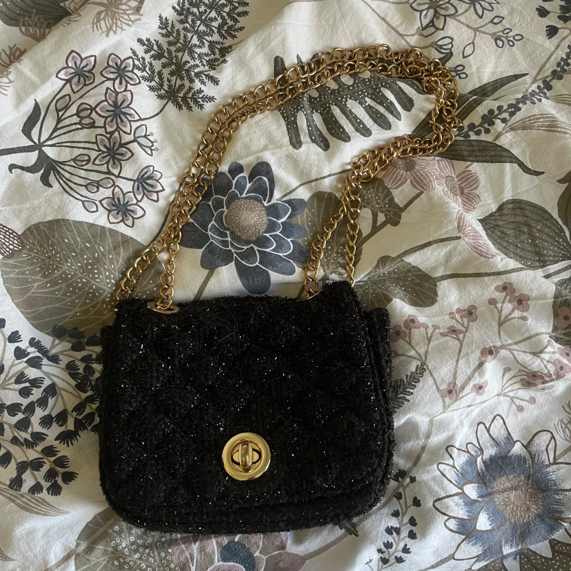 Svart axelväska med kedja och glitter