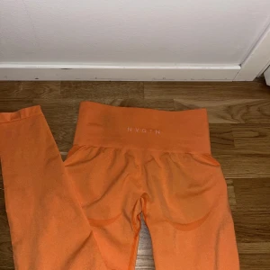 Träningstights Nvgtn - Tights från NVGTN 🧡 Tajtsen har ett otroligt skönt å stretchigt material och köpta här på plick, lite nopprig men det går att fixa, därav billigare pris!