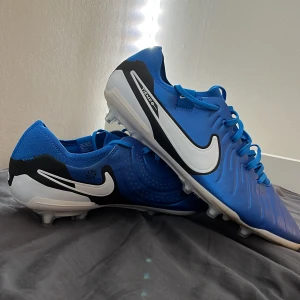 Nike timepo PRO nypris 1800 - Några fet fotbollskor som jag säljer är använda en gång o säljer för de är för stora. Din blå nyans inga slitningar föruto. Lite smuts där på sulan som ni kan se på bild 2. Fråga gärna frågor om ni är intresserade 👍