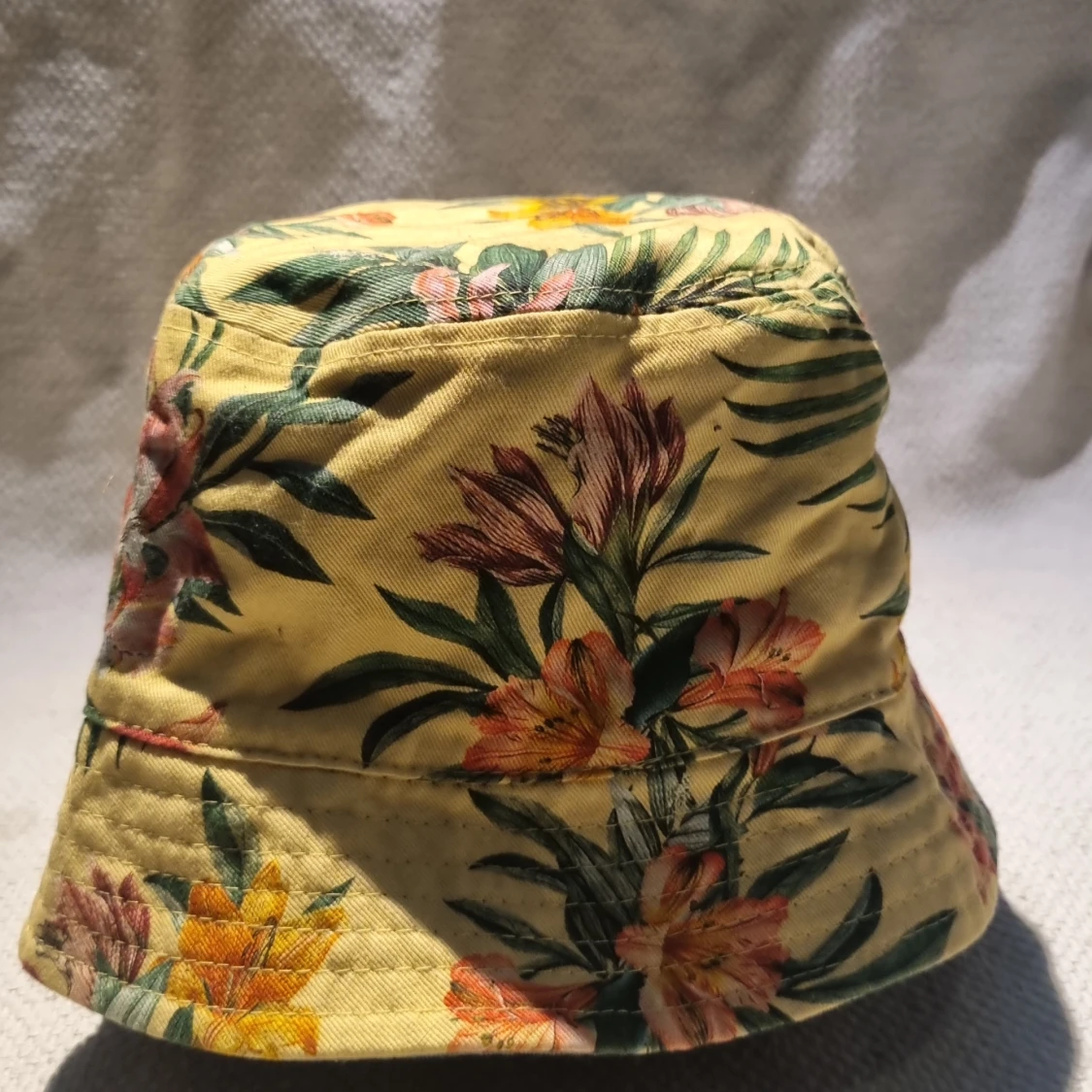 Gul blommig bucket hat från H&M - 1