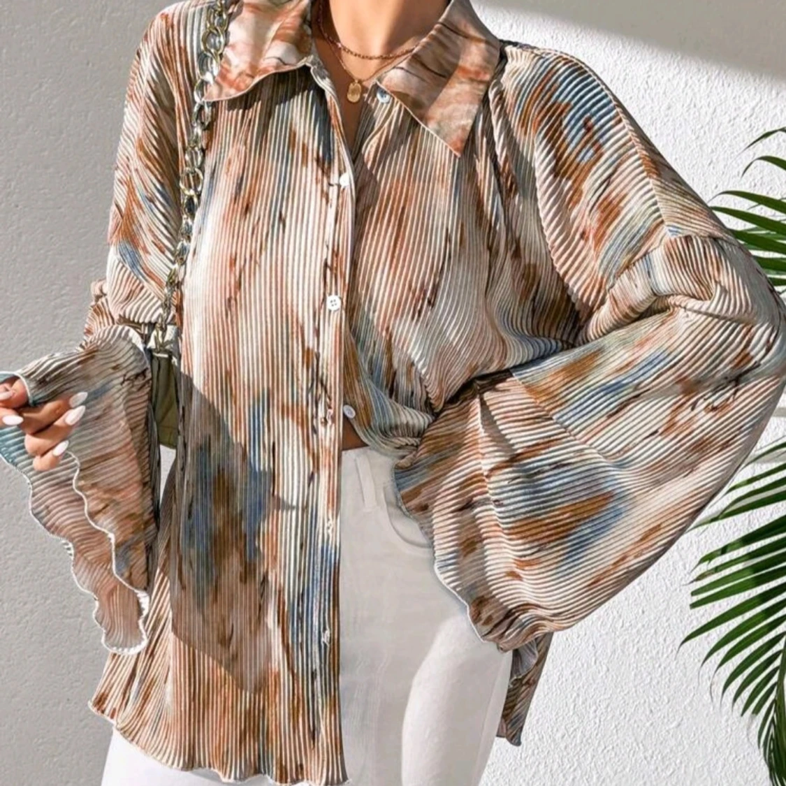 Randig plisserad skjorta med volangärm