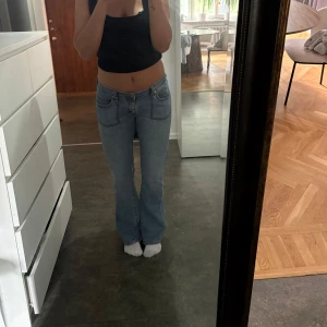 Levis 517 bootcut jeans ljusblå - Säljer ett par Levis 517 jeans i ljusblå denim. Klassisk bootcut-modell med raka ben och snygga detaljer på bakfickorna. Jeansen har låg midja och supersköna!! Funkar till allt!! Jag är 173cm lång💞