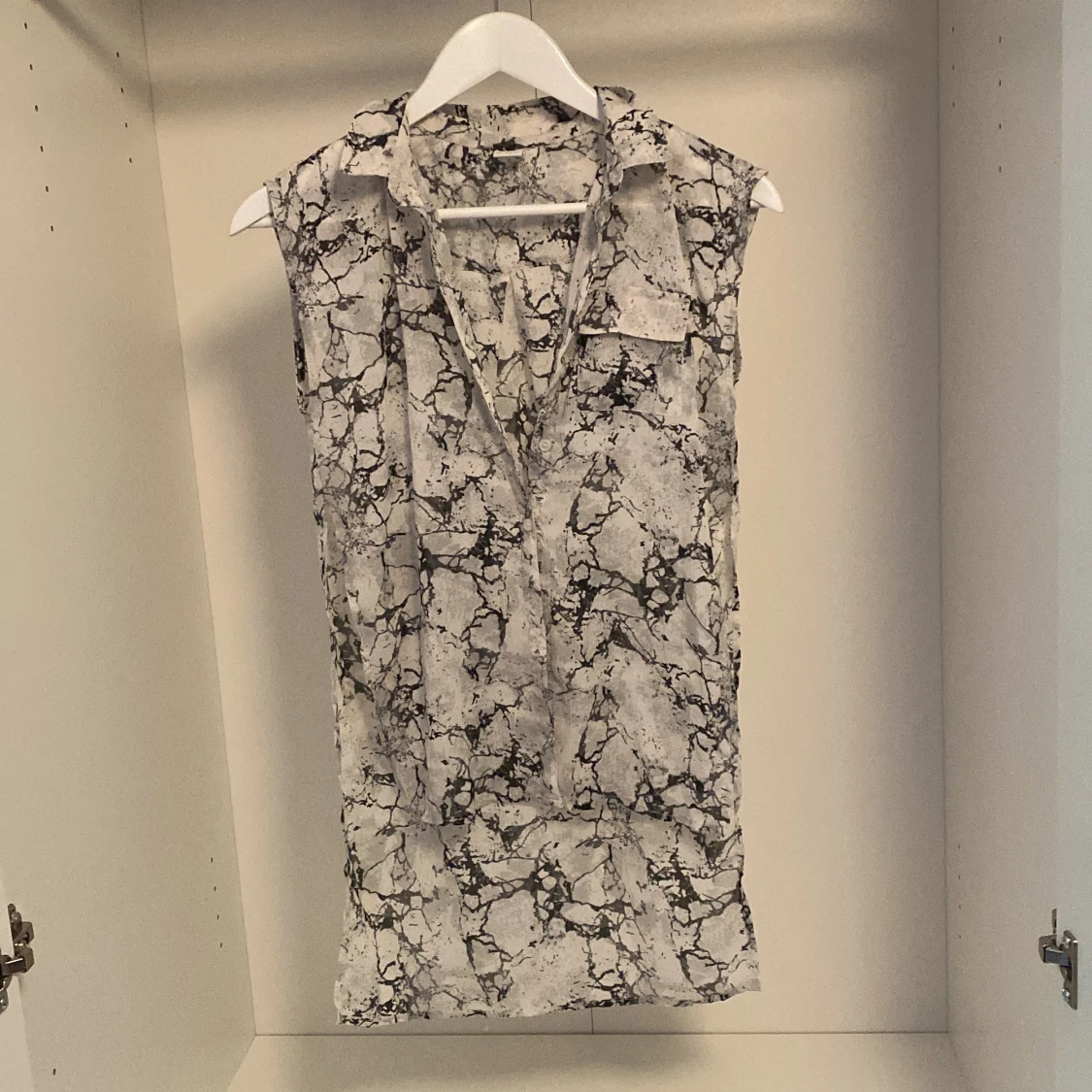 Ärmlös mönstrad kofta från Lindex