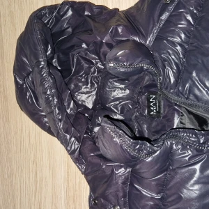 Svart pufferjacka  - Perfekt jacka för vinter för 499 kr!! Storlek 170 - 180 cm 