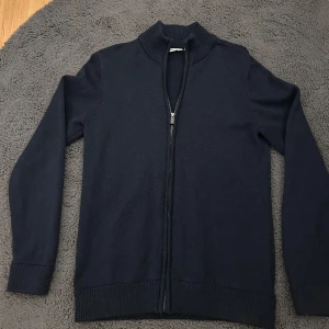 Stickad Full Zip Tröja  - Säljer denna snygga stickade full zip tröjan ifrån Dobber. Tröjan är i ett jätte fint skick. Storlek M. Nypris 800 mitt pris endast 349. Hör av dig vid minsta lilla fundering! 