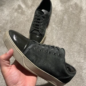 Lanvin Skor med Glans - Säljer dessa otroligt feta Lanvin skor med glans 9/10 skick. Storlek: uk 8 fits 42/43 Pris är diskuterbart ✅ Bara att höra av dig vid frågor! 5/5 reviews här på Plick ⭐ Fraktar samma dag 📦