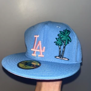 Keps one size - Keps k färgen blå, med snygga detaljer runt om!