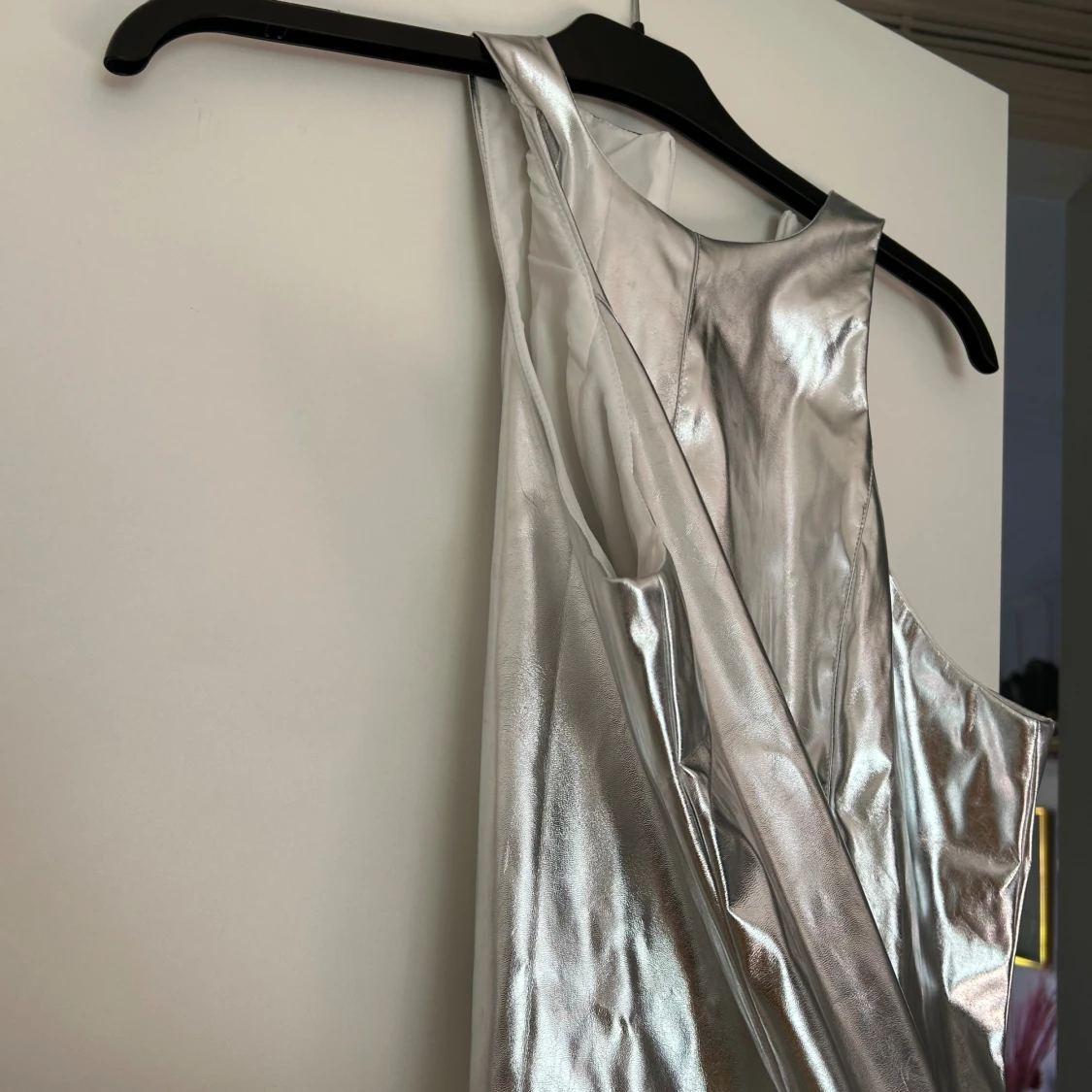 Silvrig ärmlös kortklänning