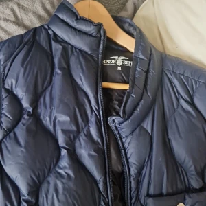 väst marinblå - Perfekt för dig som vill bli grisch laidback