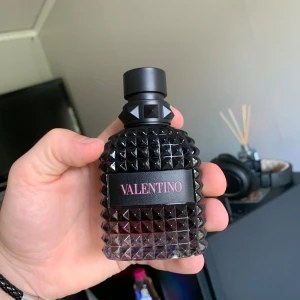 Uomo Born In Roma Intense EDP - Säljer nu denna lyxiga parfym från valentino. Uppskattningsvis 45-50% kvar av flaskan(sista bild), 1 max 2 spray räcker för en doft som räcker hela dagen. Parfymen har stått 1 månad och mognat direkt efter inköp vilket gjort att doften binder sig bättre. Skickas i originalförpackning. (Säljes billigare på vinted) 