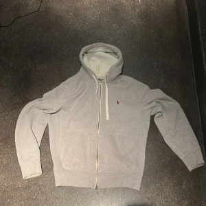 Ralph lauren zip-up hoodie - Perfekt för hösten då den är varm och tjock. Passar M/S. 