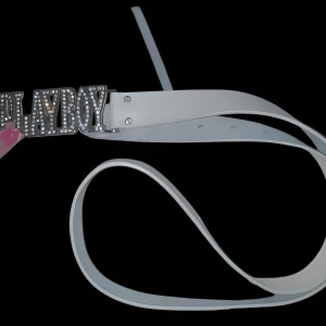 Vitt bälte Playboy - Stort bältesspänne med logga i silver och strass  Lädermaterial med tunt ytskikt (ej fullnarvsläder), men fortfarande äkta läder med beläggning  Ursprungligen storlek L (ca 90–100 cm) men har modifierats till XS  Passar höft ca 78–80 cm, midja ca 56 cm (har gjort 2 extra hål) 💌 Skriv gärna med prisförslag eller om du har några frågor! 😄✨