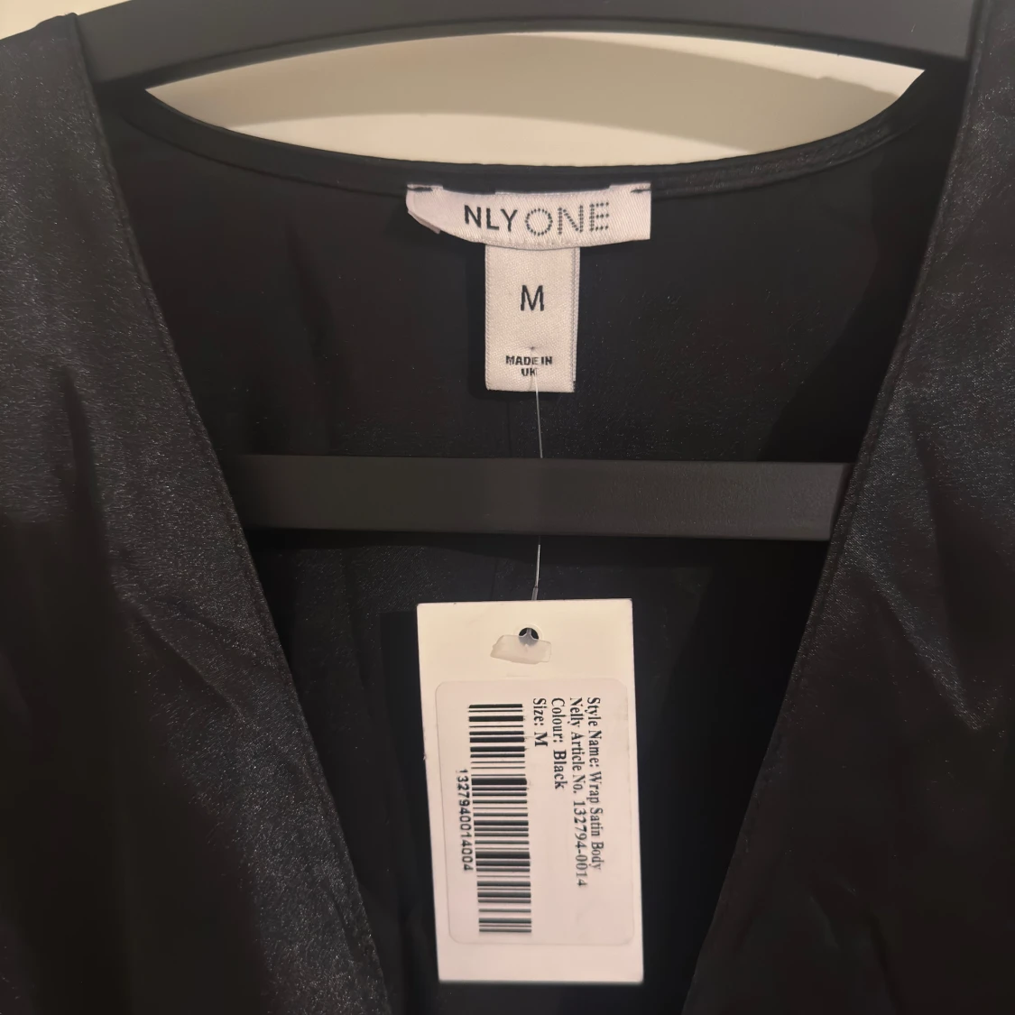 Svart omlott body i satin från NLY One - 1