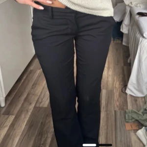 Bikbok kostymbyxor - snygga kostymbyxor med bootcut, uppklippta och passar 166cm 🥰