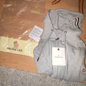 Moncler zip - Tjena, nu säljer jag min moncler zip som jag köpte för ett tag sedan men inte riktigt min stil längre. Tröjan är i gott skick o inga skador. Tagg och påse följer såklart med, tröjan är liten i storleken vilket moncler är denna är L men skulle säga att den passar både M och lite för stor för S 