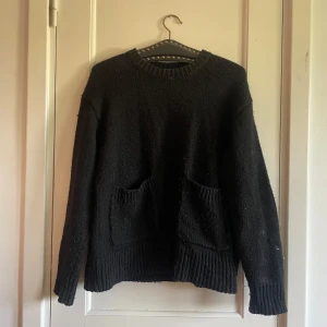 Svart stickad tröja med fickor - superfin stickad tröja med fickor på framsidan från Zara! Använd många gånger .