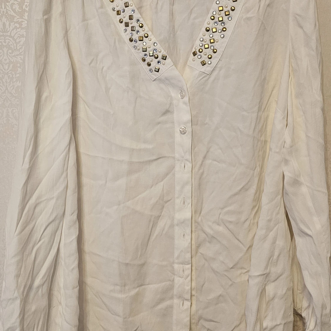 Vit blus med pärlor och nitar från VIX - 3