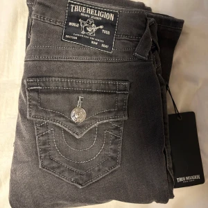 True Religion Jeans (Becca Mid Rise Bootcut)  - Köptes som present men storleken var för liten, helt oanvänd bara provat en gång. Storleken är W24 L32. Beställde dom från Carlings. Hör av er om ni har några frågor!